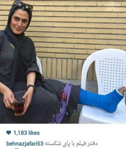 بهناز جعفری با پای شکسته در دفتر کارش