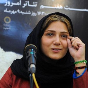 باران کوثری بدون آرایش در یک جلسه ی رسمی