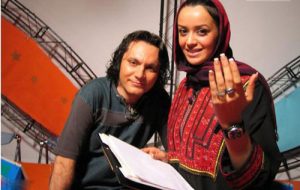 الهام چرخنده با لباس قرمز قبل از محجبه شدنش و فرشید نوابی در پشت صحنه یک برنامه