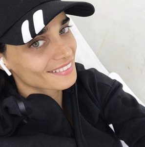 عکس تینا آخوندتبار بدون ارایش