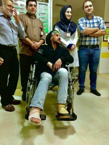 امین حیایی با پای شکسته روی ویلچر