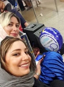 فریبا نادری با بادکنک استقلالی