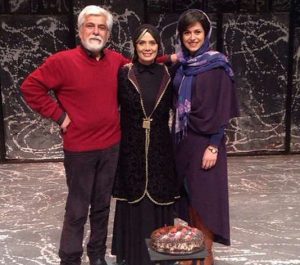 عاطفه رضوی و حسین پاکدل و دخترشان در تولد عاطفه رضوی در صحنه ی تئاتر