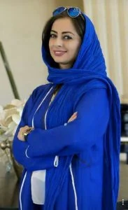 نفیسه روشن با لباس آبی در حال طرفداری از تیم استقلال