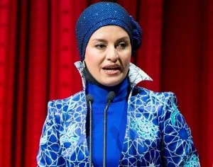 مریلا زارعی با لباس آبی در حال طرفداری از تیم استقلال