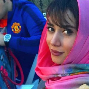 پریناز ایزدیار با روسری صورتی