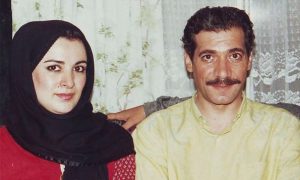 عکس قدیمی دو نفره فرحناز منافی ظاهر با لباس قرمز و حسین محب اهری