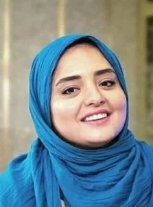 نرگس محمدی با لباس آبی در حال طرفداری از تیم استقلال