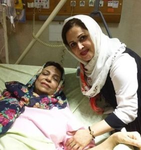 گوهر خیراندیش روی تخت بیمارستان و کمند امیرسلیمانی