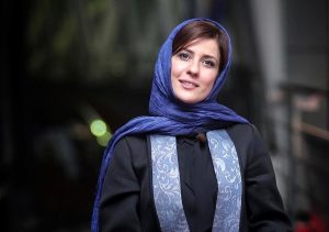 سارا بهرامی با تیپ مشکی آبی