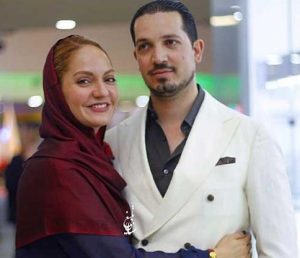 مهناز افشار با شال زرشکی و یاسین رامین در آغوش هم