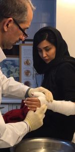 دکتر در حال گچ گرفتن دست مریم معصومی