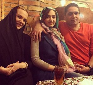 پرند زاهدی و همسرش و دخترشان در یک سفره خانه