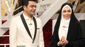 فرزاد حسنی با کت سفید و آزاده نامداری با شال سفید در یک برنامه