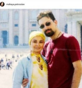ماهایا پطروسیان با تیپ زرد وهمسرش با تیشرت قرمز