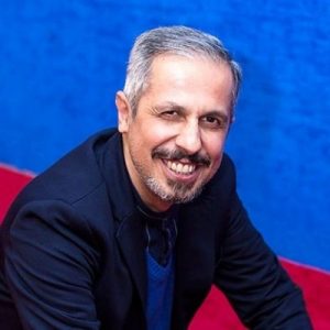 لبخند جواد رضویان با کت و شلوار سورمه ای