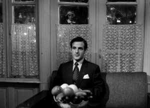 عکسی قدیمی و سیاه و سفید در صحنه ای از فیلم در دنیای تو ساعت چند است