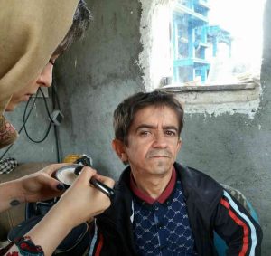 اسماعیل یوسف پور بازیگر کوتاه قد در حال گریم سریال مختارنامه