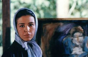 عکس با حجاب شبنم طلوعی با یک تابلوی نقاشی