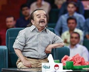 اسدالله یکتا بازیگر کوتاه قد سینما با لباس چهارخانه در یرنامه خندوانه