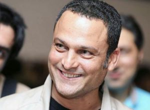 حسین یاری با کت سفید در یک مراسم