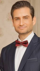 تیپ رسمی پویا امینی با کت شلوار و پاپیون قرمز