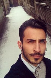 سلفی مهران ضیغمی در یک کوچه قدیمی در یک روز برفی