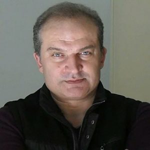 مهدی سلطانی با کاپشن مشکی رنگ