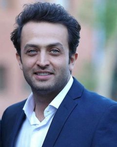 تیپ رسمی مصطفی زمانی با کت آبی رنگ