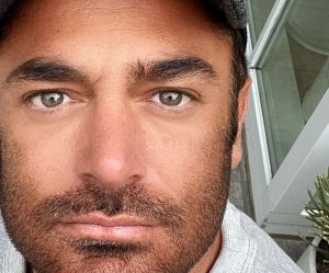 عکس نزدیکی از چهره ی محمدرضا گلزار با چشمان رنگی اش