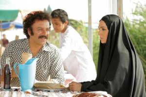 حسام منظور در صحنه ای از فیلم نجلا در یک رستوران