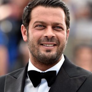 تیپ رسمی پژمان بازغی در جشنواره کن با کت مشکی و پاپیون