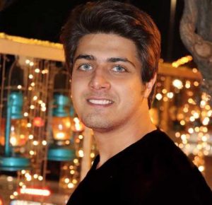 پرتره علی مسلمی با لباس مشکی و چشمان زیبایش