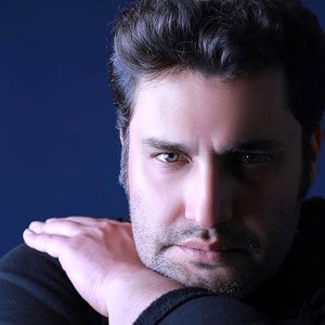 پرتره امیرمحمد زند با لباس مشکی رنگش