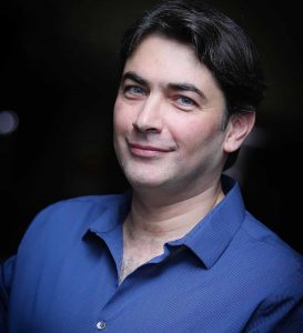 پرتره پارسا پیروزفر با لباس آبی