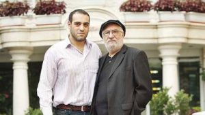 عکس داریوش و امیر یل ارجمند جلوی یک خانه ی لاکچری