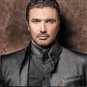 عکس جدی و خشن محمد رضا فروتن با کت خاکستری رنگش