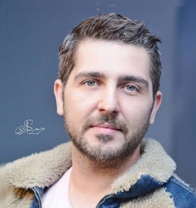 محمدرضا غفاری با کاپشن لی خز دار