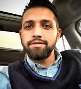 سلفی محسن افشانی در یک ماشین با لباس ابی رنگش