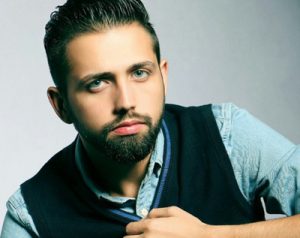 عکس اتلیه ای محسن افشانی با لباس آبی و جلیقه مشکی