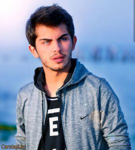 عکس ارسلان قاسمی با لباس اسپرت و سویشرت