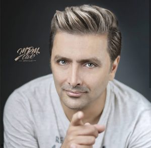 تیپ زیبای امین زندگانی با موهایی رنگ شده و لباس سفید