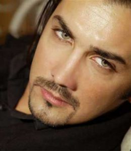 جوانی های حساب نواب صفوی با ریش پرفوسوری و چشمان رنگی اش