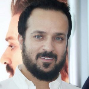 احمد مهرانفر باپیراهن سفید و چشمان رنگی اش