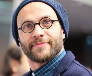 بابک حمیدیان با کلاه آبی رنگ و عینک گرد