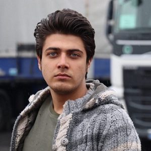 علی مسلمی با بافت و تیشرت طوسی