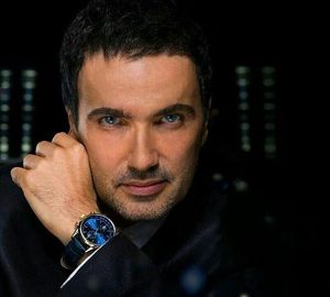 محمدرضا فروتن با کت چرم و ساعت لاکچری