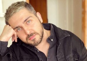 تیپ مشکی محمدرضا غفاری با موهایی رنگ شده