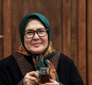 تصویری از آفرین عبیسی با لباس مشکی و روسرسبز