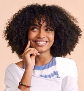 یارا شهیدی با لباس سفید